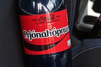 Prjónahópnum  Beim Frühstück sitzen wir wieder neben dem deutschen Paar, als der Mann uns fragt, ob wir mit Nikon fotografieren und ob wir vielleicht ein Ladegerät hätten, das wir ihm leihen könnten, seins sei leider defekt. Dummerweise passen seine Batterien nicht in unser Ladegerät, also können wir ihm nur die Daumen drücken…  Wir checken aus, beladen unser Auto und fragen uns zum wiederholten Male beim Freiräumen des Beifahrersitzes von der Colaflasche, was die wechselnden Namen oder Bezeichnungen bedeuten mögen, die der isländische Abfüller auf die Banderole gedruckt hat. Google meint, "Prjónahópnum" bedeute "Die Strickgruppe", was uns aber auch nicht so richtig weiterhilft...:-) Der weitere Weg entlang der Ringstraße gen Osten ist fantastisch, die Gesteinsformationen und -farben sind sensationell.