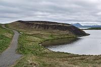 Pseudokrater  Auch für diese Krater auf der Südseite des Mývatn ist das Krafla Vulkansystem verantwortlich. Bereits vor 2500 Jahren befand sich im Gebiet des heutigen Sees eine Sumpflandschaft, die bei einem Ausbruch eines zur Krafla-Kette gehörenden Vulkans von glühender Lava überschwemmt wurde. Bei dem Kontakt des Wassers mit dem heißen Magma gab es heftige Dampfexplosionen, die lediglich Explosionskrater im darunterliegenden Gestein schufen, Vulkankegel sehr ähnlich sehend, aber Magmareste nur noch in Spuren beeinhalten.  Ehrlich gesagt, habe ich wenig Lust, auf den Kraterrand zu klettern, zumal von hinten die Reisegesellschaft naht. Maren und ich trennen uns also an der Abzweigung – sie stapft nach oben und ich versuche mein Glück auf dem Birding Trail.