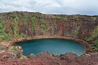 Resteverwertung  Ohne zu Meckern und voller Verständnis stapft meine beste Ehefrau von allen alleine los und umrundet mal eben den ganzen Kraterrand :-). Dank Erfindung der Farbfotografie komme ich immerhin nachträglich in den Genuß des Anblicks eines erstaunlich vielfarbigen Vulkans, der mit seinen 55 m Höhe schon 6500 Lebensjahre auf dem Buckel hat.  Als wir die letzten 80 km bis zu unserem Hotel zurückgelegt haben, sind wir immerhin seit über 10 Std. unterwegs. Heute abend haben wir keine Lust mehr auf weitere Aktivitäten und da wir noch einige Vorräte an Naschkram haben, die spätestens bis Übermorgen vernichtet sein müssen, widmen wir uns dieser schweren Aufgabe.