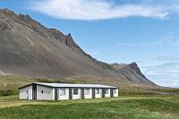 Rodelhänge  Mehr als 2 km entfernt von der Ringstraße steht der langgestreckte Flachbau unseres Hotels weit ab vom Haupthaus vor den typischen, wie glattgebügelt wirkenden Aschehängen der Berge. Wir haben das letzte Zimmer im Gang, so dass wir trotz guter Belegung eine fast absolute Ruhe genießen. Wir sichten unsere heutige Fotoausbeute (die zur Sicherheit immer gleich auf eine separate SanDisk SSD überspielt wird) und machen uns bald auf ins Hotelrestaurant, trauen uns ans – wirklich leckere! – Lamm und verzichten heute mal aus Kostengründen auf das Bier, sparen damit 20 € und kommen so mit günstigen 69,57 € davon.