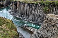 Säulenwand  Das Wetter ist immer noch etwas durchwachsen, aber immerhin regnet es nicht und damit sind die Wege am Rand des Canyons auch leidlich passierbar, wenn man große Schritte über die von kleinen Wasserläufen und Pfützen durchzogenen Grasstücke zu machen bereit ist. Es ist – wie an diesem höchst populären Monument absehbar – sehr voll hier und ich habe zu Hause wieder ausgiebig Gebrauch von dem famosen Remote Tool gemacht, damit man überhaupt noch etwas von den Basaltsäulen zu sehen kriegt. Ich hoffe, man sieht mir das nach... ;-)