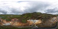 Seltún  Das ganze Thermalgebiet schreit geradezu nach einer Übersichtsaufnahme, die mir trotz des nicht unerheblichen Windes gelingt. Immer wieder erstaunlich, welche Widerstandsfähigkeit gegen die Kräfte der Natur in der Technik eines nur 250 gr leichten Aufnahmegerätes verbaut ist.  Gut zu erkennen ist von hier oben ein weiteres Thermalfeld Richtung Osten, vom dem auch beständig Dampf aufsteigt. Leider ist "Engjahver" eine längere Wanderung entfernt, so dass ein Abstecher dahin zeitlich nicht in Frage kommt.  360°  &#160;Pano