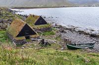 Sjóminjasafnið í Ósvör  Es ist noch früh, als wir Ísafjörður erreichen, so dass wir uns entschließen, noch nicht im Hotel einzuchecken, sondern noch ein Stück weiter nach Bolungarvík zu fahren. Die erwartete Küstentour geht aber unversehens in einen 5 km langen Tunnel über, der erst kurz vor Bolungarvík wieder ans Tageslicht kommt. Sehr sehenswert ist der Ort aber nicht, nur das kleine (geschlossene) Fischereimuseum Ósvör lohnt für einen kurzen Fotohalt, bevor wir umkehren.  Das Navi hat uns zum Hotel geleitet, dessen Parkplatz noch völlig leer und dessen Eingangstür verschlossen ist. Ein Schildchen an der Tür weist uns darauf hin, dass es den Schlüssel an der Rezeption des Haupthauses gibt, 200 m weiter. Das Navi wird noch einmal bemüht und wir finden auch tatsächlich das 'Haupthaus', allerdings nur einen Eingang zu Bar und Restaurant. Hmmh? Da auch die komplette Umrundung des Gebäudes keinen anderen Eingang offenbart, fragen wir in der Bar – Bingo! Wir erhalten Schlüsselkarten und Türcode nebst der Info, dass alle Mahlzeiten im Hauptgebäude stattfinden.
