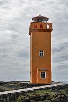 Skálasnagaviti við Svörtuloft  Mit so einem bißchen Strand geben wir uns nicht zufrieden und da das Sträßchen noch weiter Richtung Westen führt, schauen wir mal, wohin es uns bringt. An der Steilküste teilt sich der Weg und wir nehmen den südlichen Zweig – im Ergebnis mit dem schöneren Leuchtturm.