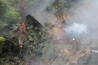 Some like it hot!  Es ist noch nicht einmal Mittag und es bleibt reichlich Zeit, uns auch noch den einzigartigen "Hraunfossar" anzusehen. Dazu verlassen wir die 1 und fahren auf einer Querverbindung hinüber zur 519 und machen auf dem Weg noch einen Abstecher zur "Deildartunguhver", der größten Thermalquelle Islands. Zu sehen ist ein heißer Bach, der von der Quelle gespeist wird und Fontänen, die von dichten Dampfschwaden umgeben kräftig vor sich hinsprudeln. Aus guten Gründen ist der Bach mit einem Geländer abgesperrt, so dass es einiger Verrenkungen und günstigen Windes bedarf, um wenigstens etwas vom Bach und den Fontänen aufs Bild zu bekommen. Das angeschlossene Bad sowie die verlockende Möglichkeit, eine Tomatensuppe zum Preis eines Kleinwagens in den übers Gelände verstreuten Gewächshäusern zu uns zu nehmen, schlagen wir schweren Herzens aus, wir müssen schließlich weiter...