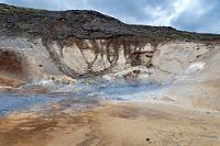Spuren am Hang  Der  ständig wechselnde Anblick des Wolkenhimmels wetteifert mit den landschaftlichen Skurrilitäten des Ortes und man ist geradezu dankbar für die kräftige Brise, welche die beißend riechenden Schwaden der grau-blau brodelnden Schlammtümpel schnell verdünnt und auflöst.