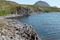Die Stadt der Elfen  Seit dem 15. Jahrhundert war Hofsós ein wichtiger Handelsort am Skagafjörður, verlor diesen Status aber im 19.Jahrhundert, als das größere Sauðárkrókur auf der anderen Seite des Fjords diese Rolle übernahm. Heute hat das Dorf an der Mündung des Flusses Hófsá gerade noch 160 Einwohner, die hauptsächlich von ihrem Museum und den Besuchern des weithin berühmten, stylischen Schwimmbads leben.  Es sollen noch weitere Bewohner zwischen den Basalten an der Küste leben: die artbedingt leider den meisten Menschen unsichtbaren Mitglieder des Elfenvolkes, welches hier seine Hauptstadt hat, während ihre Königin das Volk von Bakkagerði aus regiert, dem Ort, an dem wir die Puffins besucht haben. Leider hören auch wir die Elfen nur singen, gesehen haben wir aber keine...:-(