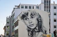 Stadtbesuch  Bevor es zurück nach Akureyri geht, halten wir noch einmal am Vogelschutzgebiet, entdecken aber keine Vögel, die wir nicht schon aufgenommen haben.  Ich hatte mir für die Reise ein paar alte, sehr bequeme Schuhe mitgenommen, die aber den isländischen Wegeverhältnissen nicht mehr gewachsen sind. Die allgegenwärtige, scharfkantige Lava hat nicht nur die Sohlen endgültig ruiniert, sondern auch die braune Färbung des Oberleders an der Spitze dermaßen abgestoßen, dass ich mich damit kaum noch in die Öffentlichkeit traue. Da es sich bei Akureyri um eine – nach isländischen Verhältnissen – mittlere Provinzstadt handelt, war meine vorabendliche Internetsuche nach einem Schuhgeschäft erwartungsgemäß erfolgreich, so dass wir es am heutigen Nachmittag aufsuchen.