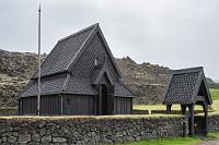 Stafkirkjan  Ebenfalls am Ufer unterhalb des Flakkarinn steht der Nachbau einer norwegischen Stabkirche aus dem 12. Jahrhundert. Sie wurde Heimaey anläßlich des tausendsten Jahrestages der Christianisierung Islands im Jahr 2000 von Norwegen gestiftet und ist – trotz der immensen Zahl an winzigen Kirchen selbst in den kleinsten Ansiedlungen – die einzige Stabkirche Islands. Auch an diesem Strand sind wir allein und können daher in aller Ruhe den Holzbau besichtigen, dessen maximal zwanzigsitziges Kirchenschiff ein Altar krönt, dessen Frontseite eine detaillierte Replik von Motiven der Ólafs Saga aus der Zeit von 1320-30 darstellt. Trotz der geringen Größe der Kirche weist diese eine Doppelwandung mit einem isolierenden Zwischenraum von einem knappen Meter Breite auf, in dem man als schlanker Mensch die innere Verschalung komplett umrunden kann.