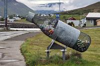 Súðavík  Nun sind wir in dem Ort angekommen, den wir bereits von Kambsnes aus gesehen haben. Schon von dort fiel die Zweiteilung des Dorfes in einen nördlichen und einen südlichen Teil auf. Immer wieder von Lawinenabgängen in Mitleidenschaft gezogen, kam es am 16. Januar 1995 zu einem besonders schweren Lawinenunglück, bei dem 14 Menschen ums Leben kamen und 22 der 70 Häuser zerstört wurden. Die nur etwas über 250 Einwohner der Gemeinde entschieden sich, das komplette Dorf etwas weiter südlich in einer weniger bedrohten Lage neu aufzubauen, zumal dies günstiger war, als aufwendige Lawinenschutzmaßnahmen durchzuführen. Da sich für die verbliebenen Häuser und Grundstücke des nördlichen Teils keine Käufer finden ließen, entschloß man sich pragmatisch, diese für die sommerliche Reisezeit zu Urlaubsquartieren und Appartements umzubauen.