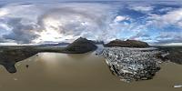 Svínafellsjökull  Der Abend schreitet fort, wir genießen unser Abendessen im Hotelrestaurant und als wir zurück zum Zimmer gehen, leuchtet der dramatisch bewölkte Himmel trotz der fortgeschrittenen Uhrzeit noch so schön im tiefstehenden Sonnenlicht, dass ich mich kurzentschlossen nochmals zum Gletscher begebe. Es ist wieder windstill und am Ziel ich bin völlig allein, so dass ich mich mit Muße der aerealen Dokumentation dieses wunderschönen Gletschers widmen kann.  360°  &#160;Pano