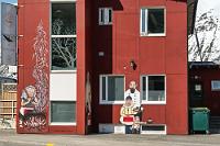 Tunneltour  Die Nordküste der Halbinsel wird gebildet durch die auslaufenden Bergketten des Hochlandes, getrennt von vier kleinen Fjorden. Durch den östlichsten dieser Bergrücken führt nun ein "Einbreidgöng", ein einspuriger Tunnel, auf dem die Ausweichbuchten leider auf unserer Seite sind und wir somit vor jedem entgegenkommenden Auto zur Seite fahren müssen (und zwar möglichst so, dass auch die beiden nachfolgenden Wagen noch in die Lücke für  zwei  Fahrzeuge passen!). Wir kommen heraus kurz vor Ólafsfjördur, einem kleinen Ort an der Spitze des ersten Fjords. Die versprochenen Trollhäuser suchen wir dort (fast) vergeblich, Maren sichtet immerhin eins, ich hingegen kann mich an gar keines erinnern... Macht nichts, wir halten kurz an, machen ein paar Fotos von einem aufgebockten Fischerkahn vor dem Pálshús, dem Naturmuseum und einem der ältesten Häuser Ólafsfjördurs. Und vom Gasthaus Klara an der Durchgangsstraße, welches mit seiner originellen Fassade nach meinem Empfinden einem Trollhaus am nächsten kommt.
