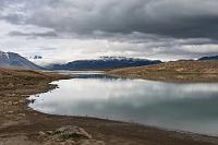 Umkehr  Wir sind schon ein paar Kilometer gefahren, Maren stöbert im Reiseführer, als sie plötzlich erwähnt, dass die Hochlandroute 35 (Kjölurroute) hinter dem Gullfoss startet, nicht allzuschwierig zu befahren sein soll und u.a. zum Hochtemperaturgebiet Kerlingarfjöll mit seinen farbigen Bergen führt. Also drehen wir spontan um. Einige Kilometer nach dem Gullfoss ist die Straße noch asphaltiert, dann wird sie zur Piste. Sie hat kurze ziemlich steinige Strecken, längere mit Schlaglöchern, ist aber zum größten Teil wirklich gut befahrbar. Die Landschaft ist spektakulär und bald erreichen wir das Quellgebiet des "Hvítá (Ölfusá)" und kreuzen den Abfluß aus dem Hvítárvatn auf einer Einbreið Brú! Auch wenn wir nicht ganz so allein sind wie gedacht – ab und zu kommt doch tatsächlich ein Auto entgegen oder muß vorbeigelasssen werden –, kommt Hochlandfeeling auf.