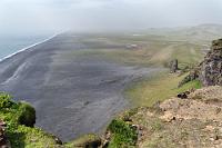 Verdunstet  Obwohl es reichlich diesig ist, ist der Blick von den Klippen hinunter auf den kilometerlangen schwarzen Strand sensationell. Anhand der noch feuchten Flutmarken im schwarzen Kies kann man deutlich erkennen, wie weit der Tiedenhub das Wasser den flachen Strand herauftreibt.  Angesichts der nicht unerheblichen Höhe tut man gut daran, die weit zurückgesetzten Absperrungen ernst zu nehmen, denn der Klippenrand soll ziemlich bröckelig sein. Ein Sturz hier hinab wird voraussichtlich sehr böse Folgen haben.