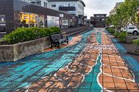 Vom Winde verweht  Es sieht draußen zwar schön aus, doch selbst ich höre hinter der dicken Thermopaneverglasung des Hotelzimmers das Heulen des zunehmenden Sturms, der um das Gebäude fegt. So dauert es auch nicht lange, bis Maren wieder zurück ist, nachdem sie in der mit Lavakies verwehten Einkaufsstraße von einer veritablen Windhose fast umgepustet wurde. Wir machen es uns für den Rest des Abends im Zimmer gemütlich, schmieden noch ein paar Pläne für morgen, hoffen, dass das Wetter mitspielt und sind bald früh im Bett.