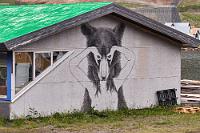 Von Fjord zu Fjord  Während Maren noch etwas ratlos herumguckt, kommen quasi alle amerikanischen Kreuzfahrtpassagiere in den Laden gequollen und sie ergreift die Flucht.  Im zweiten Souvenirgeschäft sieht es ähnlich aus und so kehren wir, nur mit einer Unzahl von Fotos beladen, zu einem Zwischenstop in unser Hotel nach Egilsstaðir zurück. Ich hatte meine Kamera versehentlich über Nacht angelassen, weswegen die Batterie jetzt nur noch einen letzten Strich anzeigt. Wir  stärken uns mit einem schnellen Kaffee und ein paar Keksen, tauschen die Batterie und starten Richtung Neskaupstaður, wo es ein vogelreiches Naturschutzgebiet geben soll. Auch zu diesem Fjord geht es durchs Gebirge, diesmal allerdings nicht nur über einen Pass, sondern auch noch durch einen 8 km langen Tunnel.