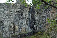 Wasserspender  Andere Theorien machen Lavaschichten eines über mehrere Jahrhunderte sporadisch ausbrechenden Vulkans für die Bildung der Felsen verantwortlich. Später hätten dann gewaltige Schmelzwasserausbrüche die bis zu 100 m tiefe Schlucht ausgehoben. Noch heute lassen sich die geschichteten, nacheinander gewachsenen Basaltstrukturen deutlich in der Felswand erkennen.  Wie auch immer diese beeindruckende Schlucht entstanden ist – noch heute ist ein Rinnsal des östlich gelegenen Flusses Jökulsá á Fjöllum für einen kleinen Wasserfall in der Mitte der Schlucht verantwortlich, welcher den darunter liegenden Botnstjörn See speist.