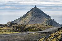 Wer nicht wagt,...  An der Rauðfeldsgjá heißt es zwar, Bárðurs Geist würde sich speziell dort des Öfteren manifestieren, aber wer weiß schon, wo Schutzgeister sich überall herumtreiben... Wieder zurück auf dem Útnesvegur, reizt es uns nun doch, dem Sagenberg Snæfellsjökull näher zu kommen. Ein paar Meter zurück zweigt die 570 ab, eine bereits zu Beginn recht zwielichtig erscheinende Straße aus ziemlich groben Schotter. Noch dazu können sich die Karten nicht einig werden, ob sie dem Weg nun ein "F" voranstellen wollen oder nicht. Wie so oft einigen wir uns darauf, einfach mal zu gucken, sollte es zu grauslig werden, kehren wir halt um. Eine Steigung gibt es, vor der Maren scheut, ich hingegen vertraue der automatischen 4x4 Zuschaltung des Dacias und werde nicht enttäuscht. Danke Duster! Das obige Foto dokumentiert, dass wir es bis hinter den 526 m hohen Stapafell geschafft haben.