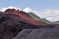 Wie Zuhause: Schwarz-Rot-Grün :-/  Völlig hingerissen von den fantastischen Landschaftspanoramen, die sich uns im warmen Nachmittagslicht präsentieren, folgen wir dem Eldfellavegur noch ein Stückchen weiter. Wir kommen nur langsam voran, denn das wechselnde Licht auf den erstaunlich vielfarbigen Hängen erzwingt einfach mehrere Fotostops.  Eigentlich haben wir nach dem Andrang auf dem Gipfel des Eldfell erwartet, auch in der Umgebung vielen Touristen zu begegnen. Da es sich bei den meisten Besuchern der Insel aber um Busreisende handelt, die in Gruppen von einem Highlight zu nächsten gekarrt werden, ist man als Individualreisender in vielen Gebieten häufig nahezu allein.