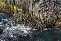 Wir Agnostiker  Wir wollen heute noch den Westteil von Snæfellsnes umrunden, weswegen wir den 2,5 km langen Wanderweg entlang der Steilküste nach Hellnar nicht antreten. Wir begnügen uns mit den auch so schon recht netten Basaltrosetten, die wir von der Aussichtsplattform am Gatklettur sehen können. Außerdem sind wir keine Esoteriker, weswegen uns der an der isländischen Südküste besonders ausgeprägte Glaube an Geister und Elfen etwas abgeht. Und dass der Bischof Guðmundur der Gute im Jahre 1230 an der örtlichen Quelle eine Marienerscheinung hatte, reißt uns ehrlich gesagt heute auch nicht mehr vom Hocker.