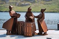 Würdigungen  Siglufjörður ist die nördlichste Siedlung der Insel und gilt als die Hauptstadt des islandischen Heringsfangs, wovon viele Attraktionen des Ortes erzählen. Unübersehbar steht die Metallskulptur der drei "Herring Girls" am Ende eines Stegs im idyllischen Hafen. Sie ist gewidmet den Frauen, welche in der Hochzeit des Heringfangs von Anfang des zwanzigsten Jahrhunderts bis hinein in die Fünfzigerjahre mit dem Pökeln und Einlegen des Herings befasst waren. Neben einigen weiteren fantasievollen und skurrilen Skulpturen gibt es noch das Denkmal "Lífsbjörg" (Lebensrettung), auf dessen Namenstafel aller Seeleute des Fjords gedacht wird, die zwischen 1900 und 1988 auf See ums Leben gekommen sind.