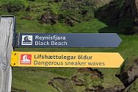 Zu den Killerwellen  Quasi um die Ecke, nur wenig weiter, findet sich eines der prominentesten Besuchsziele Islands, der Reynisfjara Black Beach. Im Grunde ist er nicht viel anders als die östlich und westlich gelegenen Küstenabschnitte, zeichnet sich aber durch eine sehenswerte Felsenküste aus, an der mächtige Basaltformationen riesige Wände und dunkle, kathedralenähnliche Höhlen formen. Nicht nur für uns ist dieser Ort ein schon lange eingeplantes "must see", wir teilen diese Vorliebe offensichtlich mit einer Vielzahl von Mittouristen, von denen viele dank unablässiger Kraxelei auf den Basaltblöcken kaum einen freien Blick auf die Formationen zulassen.