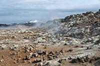 Zwiespältig  Es ist eine zweischneidige Faszination, die man gegenüber den zutage tretenden Erdkräften empfindet. Einerseits haben wir schon einige Geothermalgebiete besucht, u.a. in Neuseeland, Costa Rica, Chile und sogar Kanada, von denen jedes eine eigene Charakteristik aufweist, liebäugeln aber ehrlicherweise mit dem Gedanken an einen größeren Ausbruch, dem Anblick von fließenden Lavaströmen, trotz des Bewußtseins, dass dies für die betroffene Bevölkerung oder sogar für einen selbst mit katastrophalen Folgen verbunden sein mag.