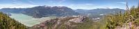 Chief Overlook Viewpoint  Den Blick von hier oben auf das gescheckte Grün des Howe Sounds, die drei Gipfel des "Stawamus Chief" und den Ort Squamish kann man nur mit einem Breitwandbild ausreichend würdigen. Der als Naturdenkmal geschützte Granitmonolith gilt mit den drei von Süden nach Norden angeordneten Gipfeln mit 602, 655 und 702 Metern Höhe als der zweithöchste Gesteinsmonolith weltweit. Er ist benannt nach einer Ansiedlung der First Nations an seinem Fuß  (Sta-a-mus)  und hat für die indianischen Ureinwohner eine große spirituelle Bedeutung; für die mehr weltlich und sportlich orientierten Weißen gilt er hingegen als anspruchsvoller Kletterfelsen.  Wir lösen uns von dem spektakulären Anblick, wandern langsam zur Bergstation zurück und gönnen uns vor der Gondelabfahrt in der Lodge noch 2 Sandwiches, 2 Colas und zwei Magnums – für gleichfalls spektakuläre 30 $! Was soll's – man ist nur einmal hier...