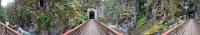 Othello Quintette Tunnels  An wegbegleitenden Schautafeln wird mit historischen Fotos eindrucksvoll dokumentiert, wie sich die Arbeiter auf Holzgestellen und in Weidekörben hockend mit Hammer und Meißel ihren Weg durch den Berg bahnten. Zusätzlich mußten die Schluchten des Coquihalla Rivers zwischen den Tunneln mit waghalsigen Brückenkonstruktionen überspannt werden. Heute sind die Gleise längst entfernt und der Weg erfreut sich als Teil des Kettle Valley Railway Trail nicht zuletzt wegen seiner nur geringen Höhenunterschiede bei Fahrradfahrern großer Beliebtheit. : Othello Quintette Tunnels