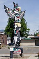 "Sea and Sky"  Jedem Totem ist eine Stele beigesellt, welche auf einem Display Auskunft über den Künstler und die stammesgeschichtliche Bedeutung der Figur gibt. Dass auf Vancouver Island bei dem hier heimischen Stamm der Cowichan die Mythologie stark durch den Orca und den Adler  geprägt wird, zeigt sich bei diesem Totem besonders deutlich.