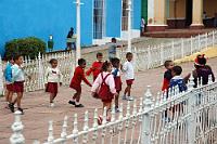 Sozialistischer Nachwuchs  Internationales Bewusstsein und Solidarität mit allen Gleichaltrigen dieser Welt demonstriert der revolutionäre Nachwuchs hier eindrucksvoll mit der aktuell angesagten Schuhmode ;-)  Diese kleine Schulklasse schaffte es mit ihrem fröhlichen Gerufe und Gekreische jedenfalls, die Geräuschkuliise einer ca. 200köpfigen Touristenschar mühelos zu dominieren – irgendwie muß karibischer Sozialismus doch anders sein!  Trinidad, Plaza de Armas : kuba, cuba, cienfuegos, trinidad,plaza de armas