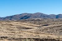 Durchgekämmt  Das westlich auslaufende Khomashochland liegt bereits in der Region Erongo und ist gekennzeichnet von schräg gelagerten Quarzschieferschichten, die der Landschaft ein charakteristisches Aussehen verleihen.  Wir nähern uns dem Kuiseb Canyon und passieren zuvor den "Kuiseb Pass Viewpoint", an dem wir kurz anhalten, wegen der hier doch zahlreichen Reisebusse aber zügig weiterfahren.