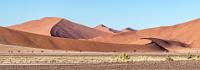 Sandkasten XXL  Inmitten des große Teile der Namib Wüste umfassenden Naukluft Nationalparks liegt das Sossusvlei, eine riesige Dünenlandschaft mit den weltweit höchsten Sanddünen.  Man ist als Fotograf versucht, sich bei der Bildentwicklung an den meist sehr farbstarken Bildern von Reiseführern, Bildbänden und des Internets zu orientieren, die diese Dünen häufig in sehr knalligem Orangerot präsentieren. Sicherlich ist es auch eine Frage der Tageszeit – im warmen Sonnenauf- und Untergangslicht vertiefen sich die Farben natürlich. Man schelte mich aber bitte nicht, dass ich versucht habe, dem realistischeren Eindruck der Mittagszeit gerecht zu werden :-).