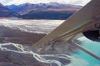 Air Safaris  Rundflug 1998 vom Tekapo Airport aus über die Mount Cook Region.  Zufluss der Gletscherströme vom Tasman Glacier zum Lake Pukaki.   Ein leider minderwertiger Scan vom Negativ, Aufnahme 1998 mit Pentax MX Kodak Gold 200 : tasman glacier,lake pukaki,tekapo