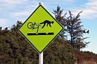 Be carefull with that bike, Eugene!  Eindrucksvolle Warnung vor den Untiefen des Gleisbetts einer kombinierten Straßen- und Eisenbahnbrücke nahe Hokitika. : westland, west coast, tasman sea, hokitika