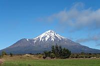 Blankgeputzt  Eben noch war der Gipfel des Taranaki in Wolken gehüllt. Aber dann hatte der Maori Wettergott (haben die einen...?) ein Einsehen und während wir uns noch auf dem Weg zum Vulkan befanden, pustete er innerhalb einer Viertelstunde die letzten Wolkenfetzen fort, so dass der Gipfel wie blankgeputzt vor uns lag. Wenn das kein Service ist...  (Nebengedanke: Warum bloß kommt mir jedesmal beim Betrachten dieses Berges der legendäre Monty Python Sketch von den 'Zwei Gipfeln des Kilimandscharo' in den Sinn...? ;o) : taranaki, mount egmont, egmont national park, stratford, tasman sea
