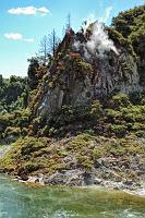 Cathedral Rocks  Waimangu Volcanic Valley #2  Der dampfende Monolith der 'Cathedral Rocks' ist in seiner jetzigen Form erst bei einem Ausbruch des 'Frying Pan Craters' im Jahre 1917 entstanden.  Das Waimangu Tal ist das naturgeschichtlich jüngste Thermalgebiet der Erde. Es entstand erst 1886 bei der verheerenden Eruption des angrenzenden Tarawera. Auch heute brodelt es ständig im Untergrund und die vulkanisch gespeisten Quellen, Bäche und Kraterseen verändern langsam aber stetig ihr Erscheinungsbild. : waimangu, waimangu volcanic valley, lake rotomahana, mount tarawera, rotoruaroa, microbial mats, geyser, hot springs, cathedral rocks