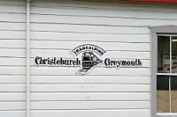 Christchurch – Greymouth  An der Außenwand von Greymouth Station.  Nichts Besonderes, aber in seiner 'Knuffeligkeit' für uns irgendwie ein Sinnbild für neuseeländisches Understatement. : southern alps, tranz alpine, tranzalpine, kiwirail scenic journeys, greymouth station