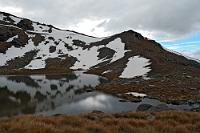 Kein Skilauf im Sommer  Lake Alta im Skigebiet der Remarkables oberhalb von Queenstown. Hier halten sich auf 1700 m auch im Januar noch Schneereste. : southern alps, südalpen, remarkables, queenstown, lake alta, lake wakatipu