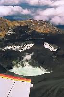 Ruapehu Januar '98  Zum Vergleich: Anderthalb Jahre nach dem Ausbruch von 1996 sind die Kraterwände sind noch völlig rußig und am Grund des Kraters hat sich ein See aus helltürkisfarbener Giftbrühe gebildet, aus der unablässig weiße Rauchschwaden aufsteigen.    Doku-Scan vom Negativ. Pentax MX mit Super Takumar 50mm : tongariro national park, ketetahi, ketetahi hot springs, ngauruhoe, ruapehu, emerald, emerald lakes, north crater, red crater, tongariro crossing