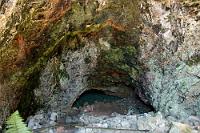 Ruatapu Cave  Orakei Korako Geyserland #5  Der Maori Name bedeutet soviel wie 'Heiliges Loch' und bezeichnet einen Einsturzkrater in der Gipfelflanke der höchsten Erhebung im Hidden Valley. Am Grund der 40 m tiefen Höhle schwappt 'Waiwhakaata', ein ca. 40° C warmer Tümpel mineralisch türkis gefärbten Wassers. Nach einer Maori Legende soll das Eintauchen einer Hand in das Wasser Glück bringen.  Dass das funktioniert, haben wir nachvollziehbar am eigenen Leib erfahren. Auf unserer ersten Neuseelandreise 1998 besuchten wir eine Woche vor unserer geplanten Hochzeit in Tauranga diesen Park und die Höhle. Beim Versuch, Marens Glückssuche filmisch mit der Videokamera zu dokumentieren, stolperte ich so gründlich mit beiden Füßen in den Pool, dass meine Schuhe noch zwei Wochen später unüberriechbar ein vulkanisches Odeur ausströmten. Der Erfolg der 'Glückstaufe' zeigte sich bereits Minuten später, als wir beim Abstieg vom Höhlenhügel auf zwei direkt neben dem Weg auf einem Ast sitzende Moreporks stießen, die sich zwei Meter von uns entfernt in aller Seelenruhe putzten. Abgesehen davon, die sonst eigentlich nachtaktiven Kuckuckskäuze am hellichten Tag ausgiebig bewundern zu können, ist die Sichtung dieser seltenen Vögel nach einer weiteren Maori Sage ebenfalls als außergewöhnliches Glückszeichen zu werten.  Nicht nur, dass sich diese massive Portion Glück in einer harmonisch abgelaufenen Hochzeit auf dem Standesamt von Tauranga manifestierte – wie nachhaltig dieses Glück anhält, erleben wir beide auch heute noch tagtäglich. Jeglichen Paaren, die sich einer glücklichen Partnerschaft versichern wollen, sei also der Besuch dieser Höhle und ihres Pools dringend angeraten. Es muß ja nicht gleich in ein Fußbad ausarten ;o). : taupo, rotorua, orakei korako, ruatapu cave,waiwhakaata,  geysers, hot springs, bubbling mud pools, hidden valley, golden springs