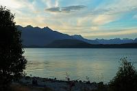 Träumen am Lake Manapouri  Unser Motorhome befand sich auf der anderen Seite der Straße. Also nur ein paar Schritte bis zum abendlichen Entspannen am See. : lake manapouri, te anau, doubtful sound, fiordland