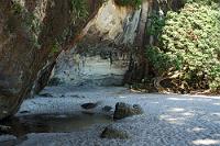 Wahrscheinlich selten gezeigt...  ...wird die Rückseite des Cathedral Cove Strandes.  Was ich hiermit nachhole! Denn nicht nur der spektakuläre Höhlenbogen und die mit malerischen Sandsteinfelsen geschmückte Wasserfront bieten Fotomotive, sondern auch die einrahmende, schützende Felsenbucht dieses wohl schönsten Strandes der Coromandel Peninsula. : coromandel peninsula, waikato, hahei, mercury bay, limestone, te whanganui-a-hei, cathedral cove, mare's leg cove