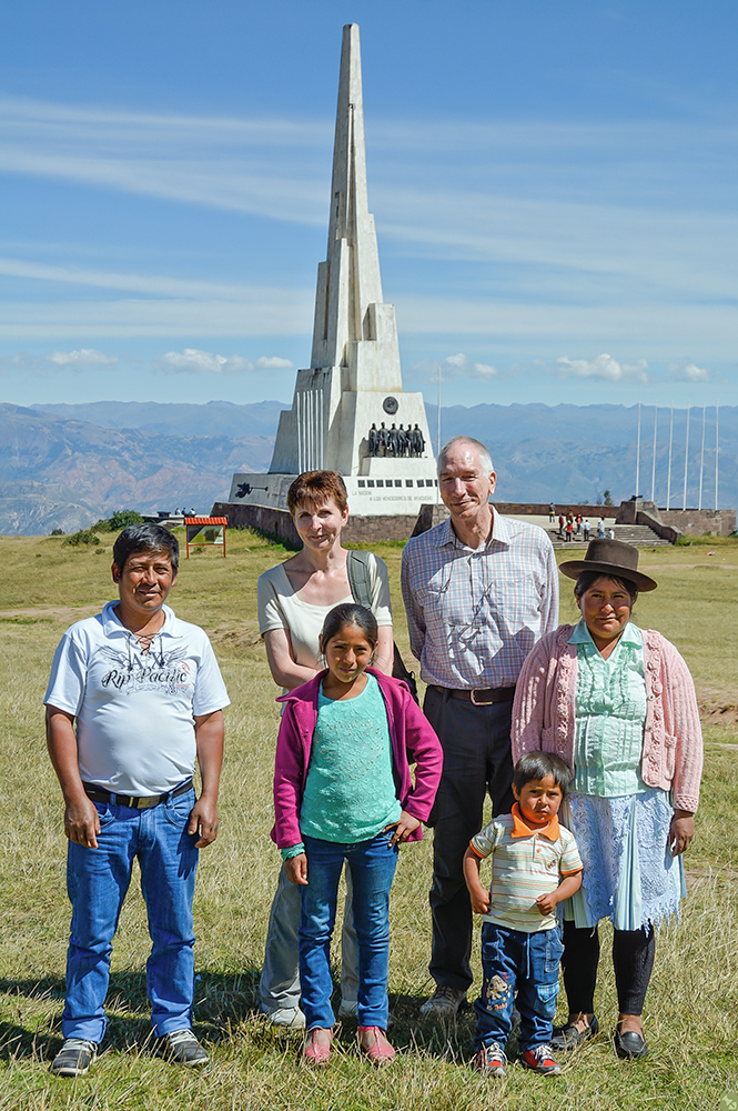 Gruppenbild mit Obelisk