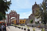 Arco del Triunfo  Vom Marktbesuch zurück biegen wir wieder auf die '28 de Julio' und haben vom Vorplatz des Mercado einen tollen Blick auf den Triumphbogen und die 'Iglesia de San Francisco de Asis', der ein Kloster aus dem 17. Jahrhundert angeschlossen ist. Das Spazierengehen in den Gassen macht Spaß und man stößt in jeder Ecke auf Sehenswürdigkeiten. Ayacucho gilt nach Cusco als die zweitschönste Stadt Perus, hat viel Atmosphäre und ist erheblich entspannter als Cusco zu genießen, weil sie längst nicht so überlaufen ist.