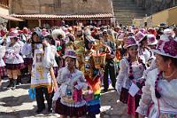 Eine Stadt auf den Beinen  Welchen Stellenwert das Fest unter der einheimischen Bevölkerung hat, dokumentiert sich allein schon in der Pracht und der Qualität der gezeigten Masken und Kostüme. Man hat den Eindruck, dass enorm viel Mühe und auch finanzieller Aufwand in die Herstellung und Pflege der Ausstattungen fließt – angesichts der vorherrschenden Armut des dörflichen und kleinstädtischen Perus sicherlich ein enormer Kraftakt. Es fällt auf, dass nicht jeder eine individuelle Verkleidung trägt, sondern immer ganze Gruppen in absolut identische Kostüme gekleidet sind. Wie wir später herausfinden, werden sich diese Gruppen im Laufe des Festivals sportliche und tänzerische Wettkämpfe liefern, auf die sie sich ein ganzes Jahr vorbereitet haben.