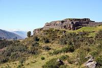 Hügelfestung  Wir wollen uns zu Fuß über die Serpentinenstraße wieder Richtung Cusco zurück bewegen und auf unserem Weg drei weiteren Inkastätten einen Besuch abstatten. Knapp unterhalb unseres Startortes Tambomachay sehen wir schon von Weitem die Überreste der kleinen Festung Pukapukara auf einem Hügel liegen.