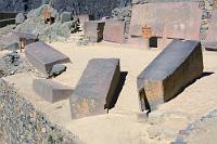 Liegengelassen  Überall auf dem Tempelberg liegen Zeugnisse unvollendeter Bautätigkeit herum. Obwohl 1460 von Inca Pachacútec begonnen, war der Tempel immer noch im Bau, als 1536 die Spanier den aus Cusco nach Ollantaytambo geflüchteten Inkas nachsetzen und hier ihre erste Niederlage erlitten. Fertigstellungszeiträume von mehreren Jahrzehnten (die bei der Elbphilharmonie und beim Hauptstadtflughafen nicht nachvollziehbar sind!) werden verständlich, wenn man sich die immense Handarbeit vergegenwärtigt, die zur Bearbeitung nur eines einzigen Monolythen notwendig gewesen sein muß.
