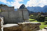Machu Picchu #10  Außenmauer des "Tempels der Drei Fenster". Erdbeben haben zwar zu Verschiebungen der schweren Steine geführt, die Grundstruktur ist aber fast immer erhalten geblieben.