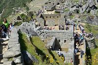 Machu Picchu #13  Blick von der Intihuatana-Pyramide auf... nun ja, Touristenmassen – mit und ohne Selfie-Stick! Dazwischen der Haupttempel von hinten, das Haus des Priesters und hinten rechts der Steinbruch, aus dem die hier verbauten Steine gewonnen wurden.